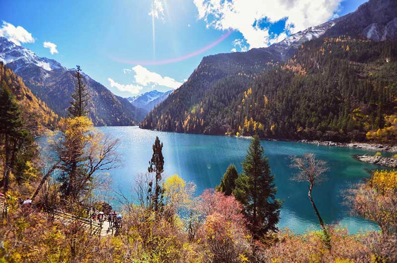 九寨沟和稻城亚丁哪个更好玩？第一次去四川旅行的人到底该怎么选？