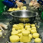 熊猫志愿者制作蛋糕