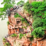 乐山大佛陡峭栈道