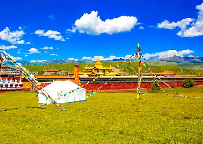 贡嘎雪山与塔公草原:塔公草原与经幡